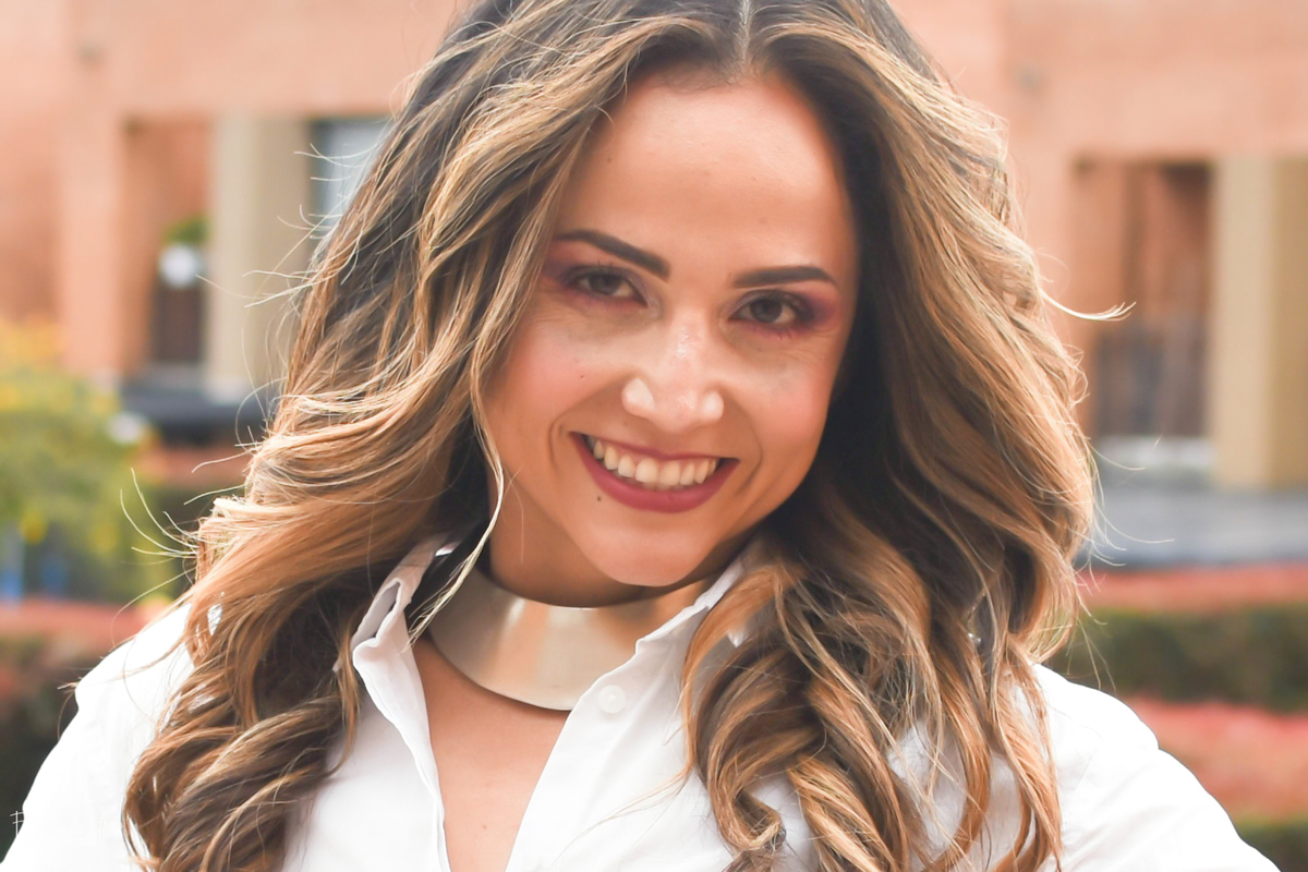 Fotografía femenina luz natural con postura segura y estética refinada.  