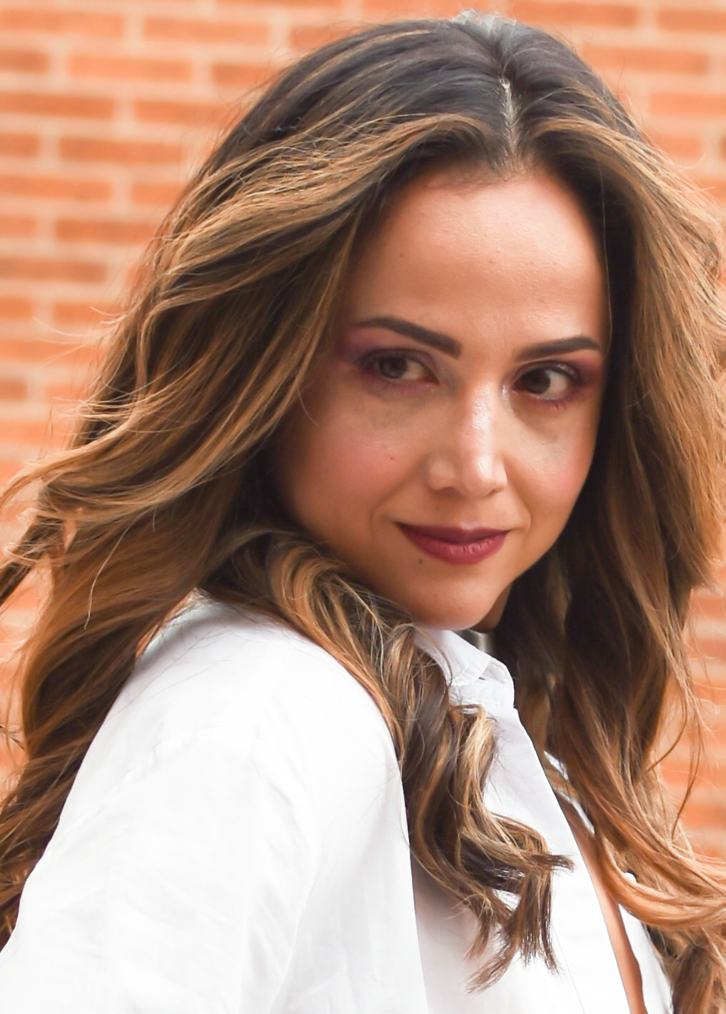 Ensayo femenino en exterior con luz natural y ambiente orgánico