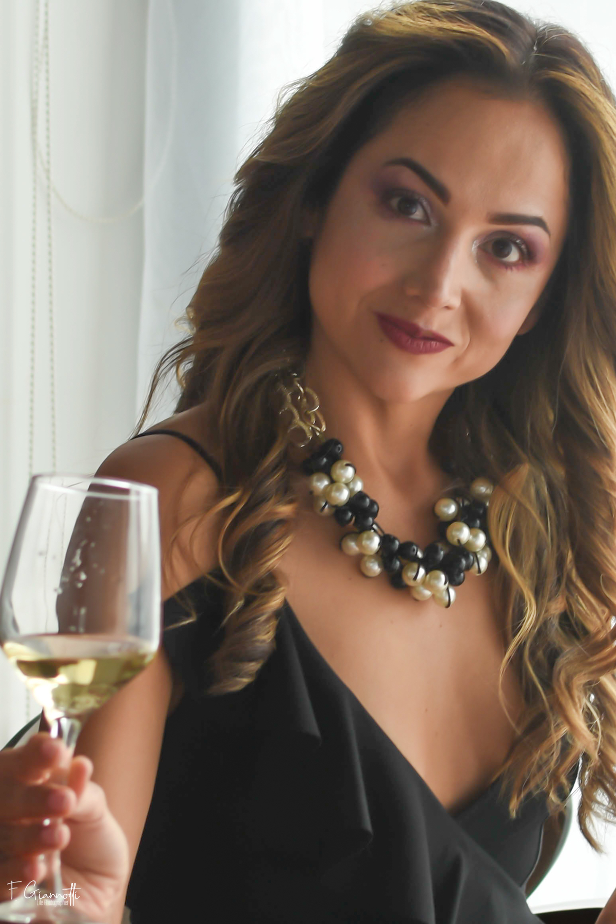 Primer plano femenino con mirada profunda y luz envolvente. Intensidad sutil y belleza auténtica.