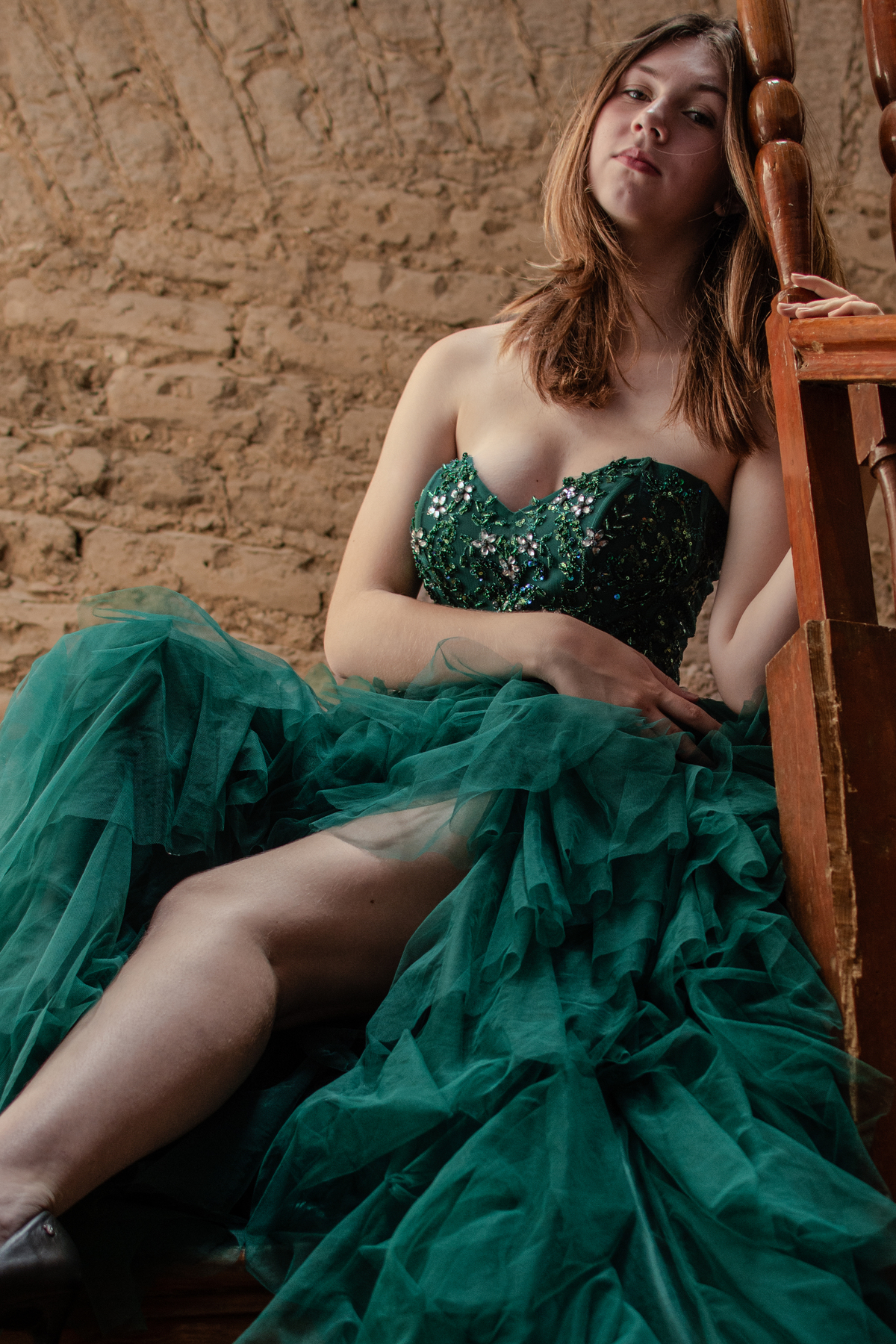 Sesión de XV con pose sentada y vestido estructurado. Sensación de calma y refinamiento.