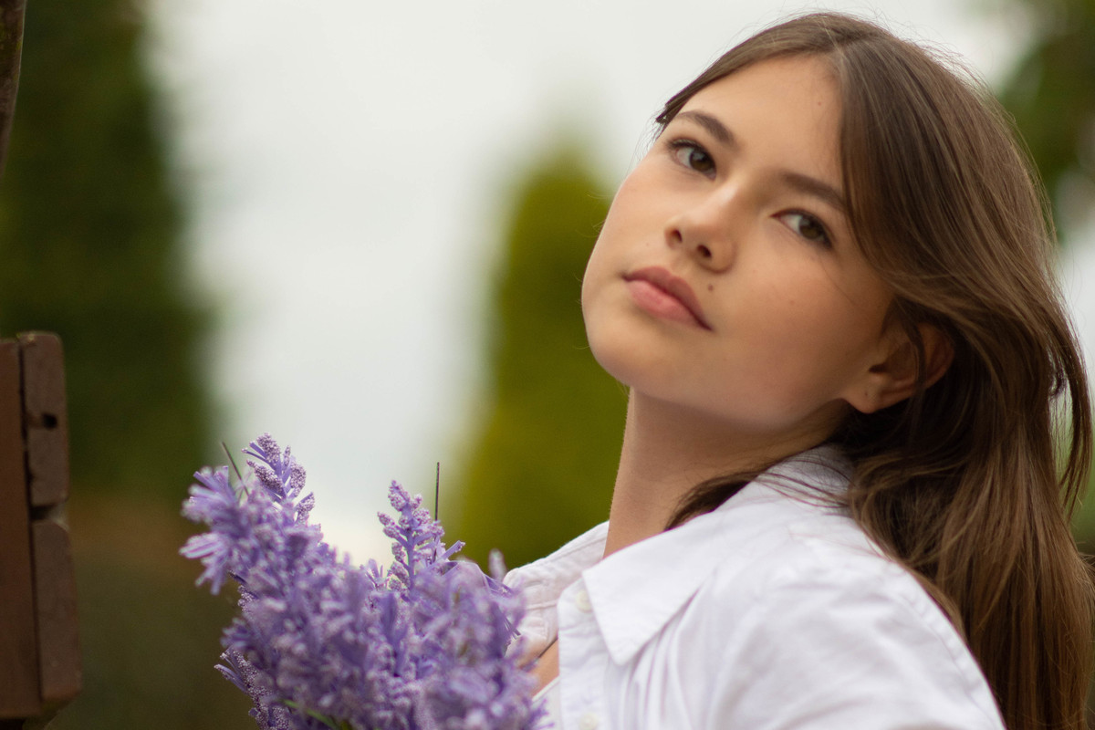 Retrato teen con corona de flores en Querétaro. Una imagen delicada con estética natural.