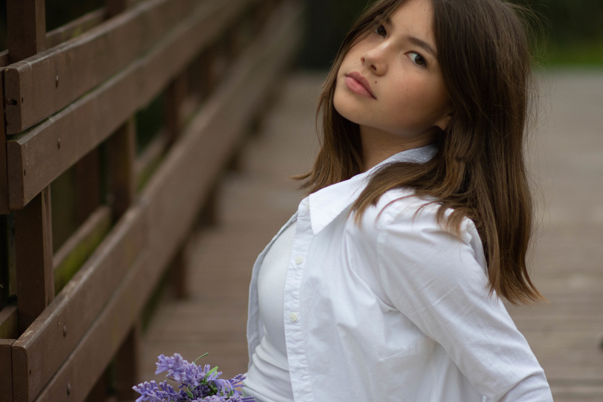 Retrato juvenil en naturaleza. Luz suave y gesto espontáneo.