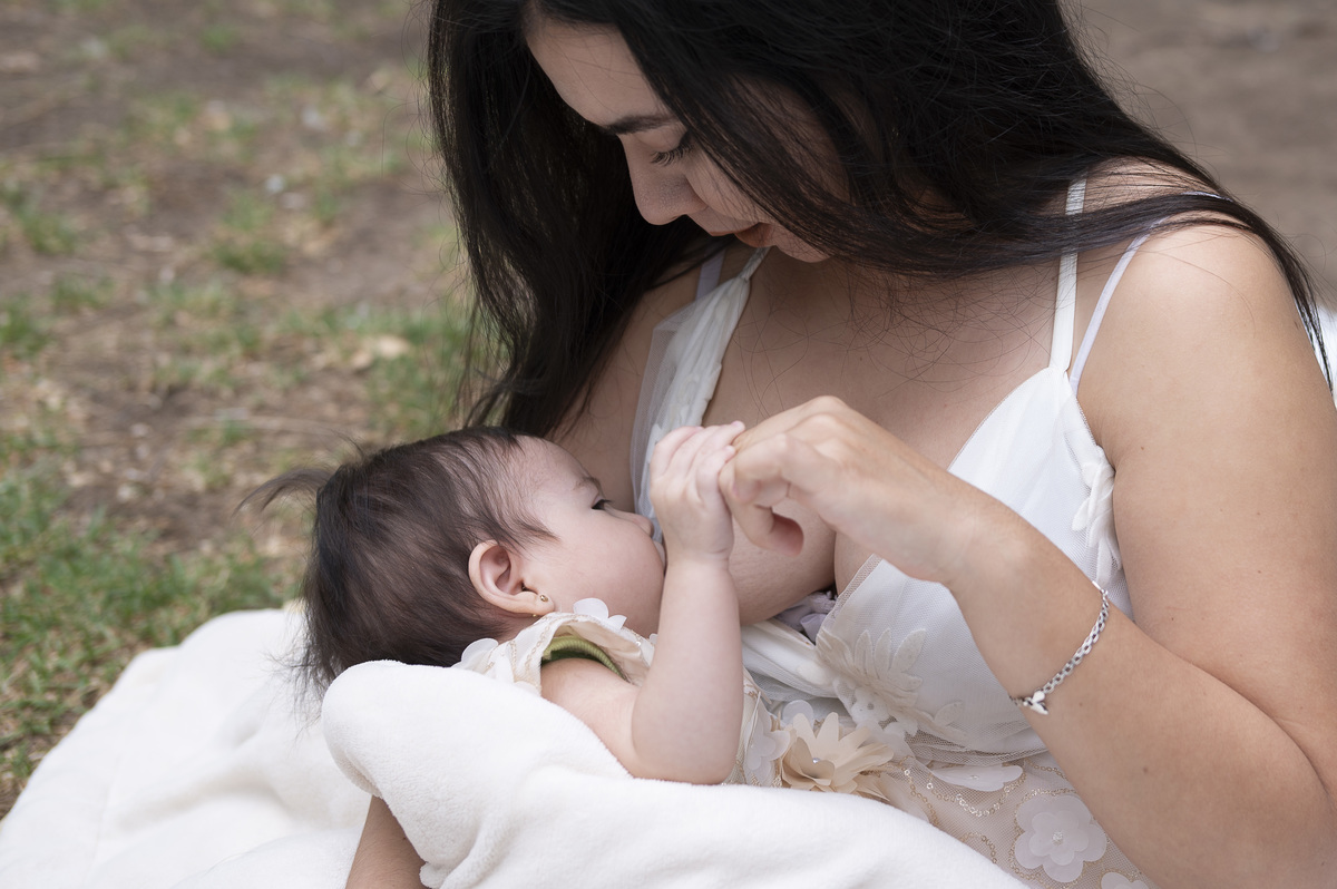Fotografía de bebé en jardín con una propuesta cálida, utilizando texturas suaves y un entorno que acompaña sin intervenir.