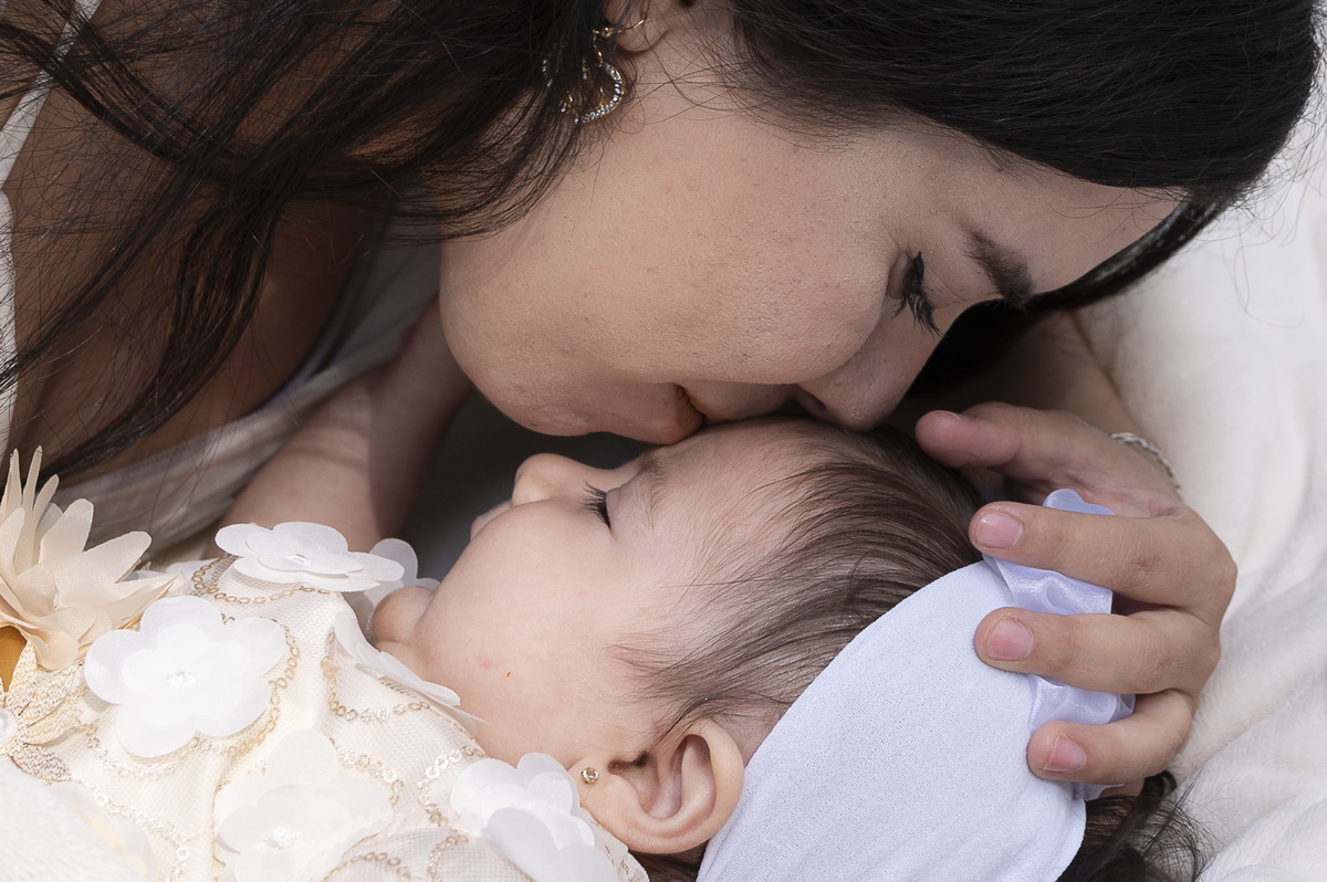 El beso en la frente resume todo: protección, amor y una promesa silenciosa que empieza a tomar forma.