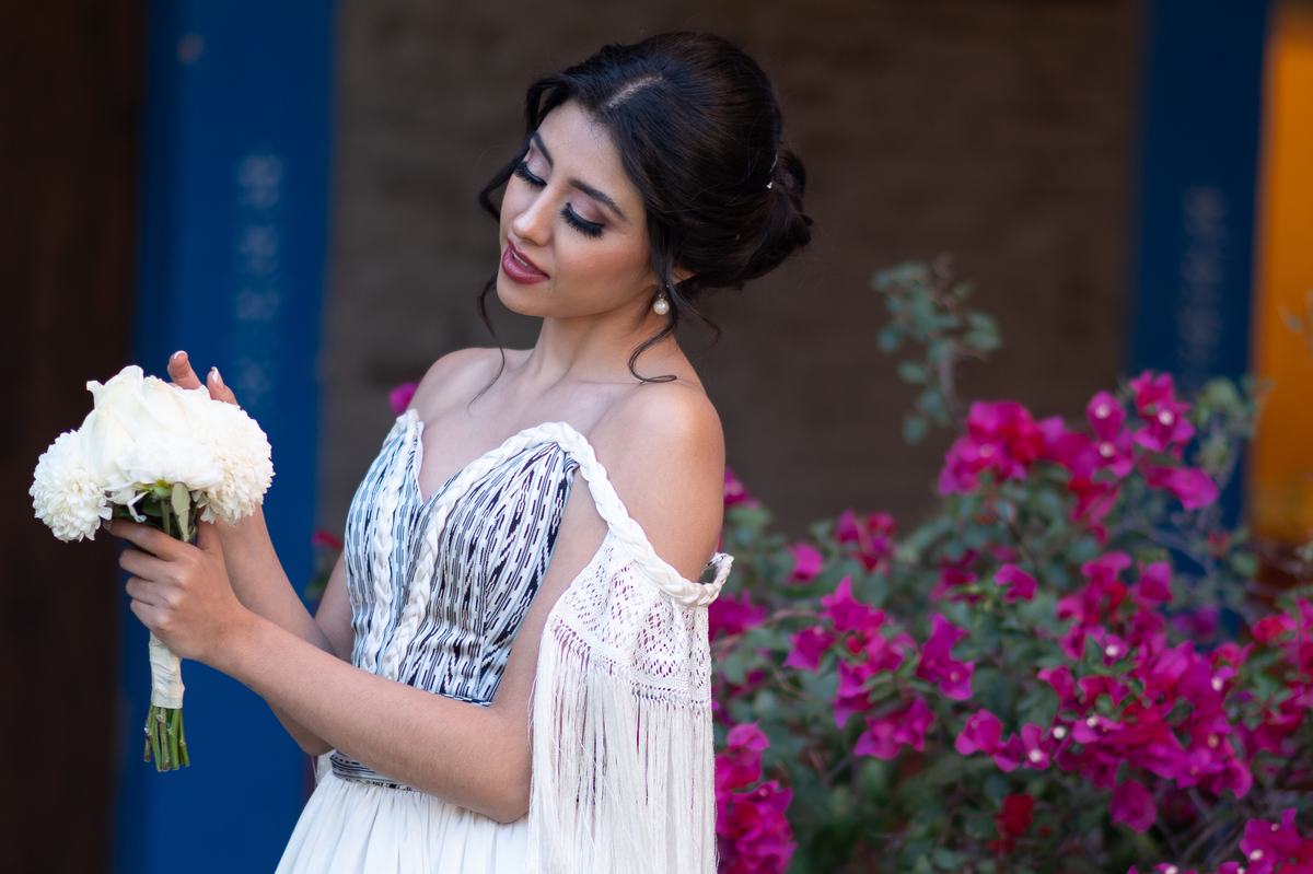 Fotografía editorial de boda pensada para inspirar a novias que buscan integrar diseño, cultura y personalidad en su celebración.