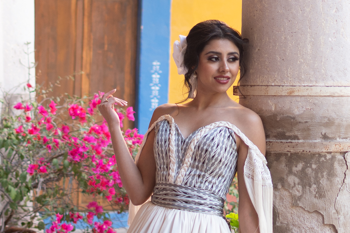 Fotografía de novia en locación rústica, donde la textura del entorno aporta carácter a la escena.