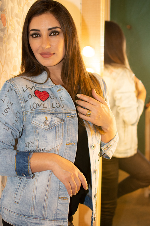 Contenido fotográfico femenino con una narrativa elegante y contemporánea.
