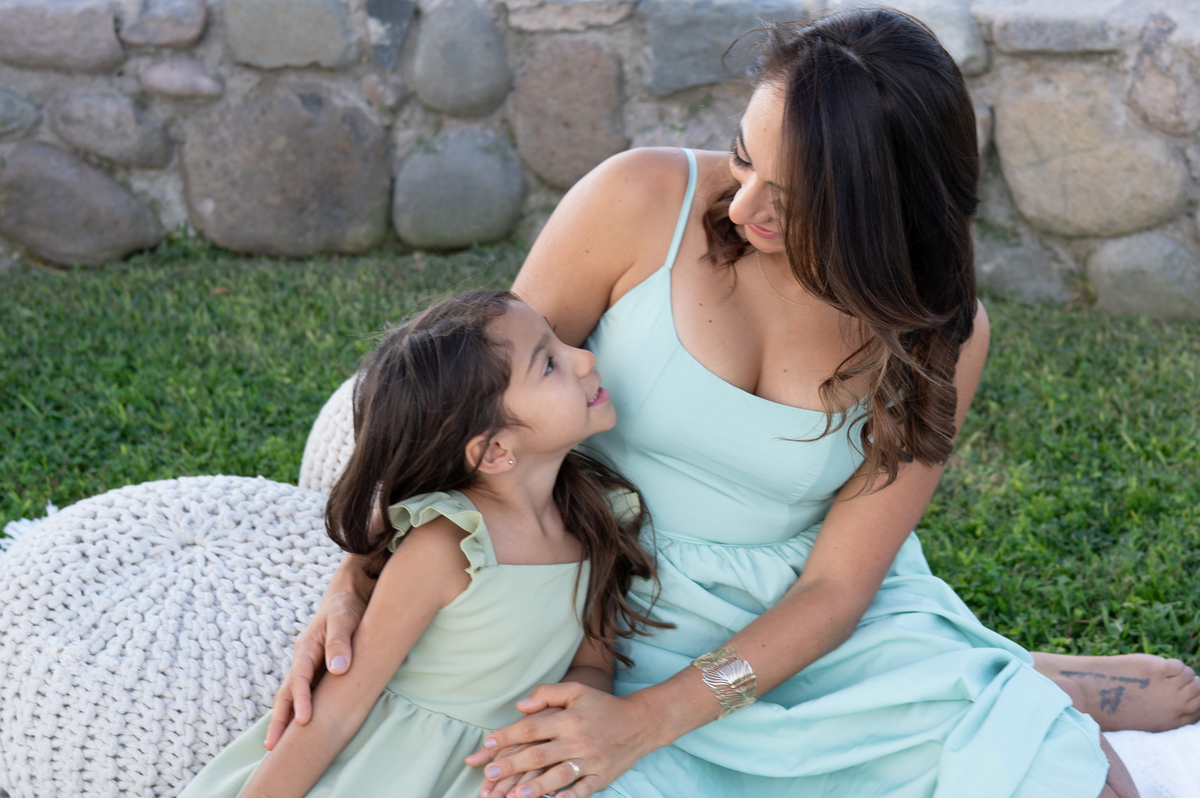 Fotografías espontáneas de una familia compartiendo momentos de complicidad durante una sesión familiar en Querétaro.