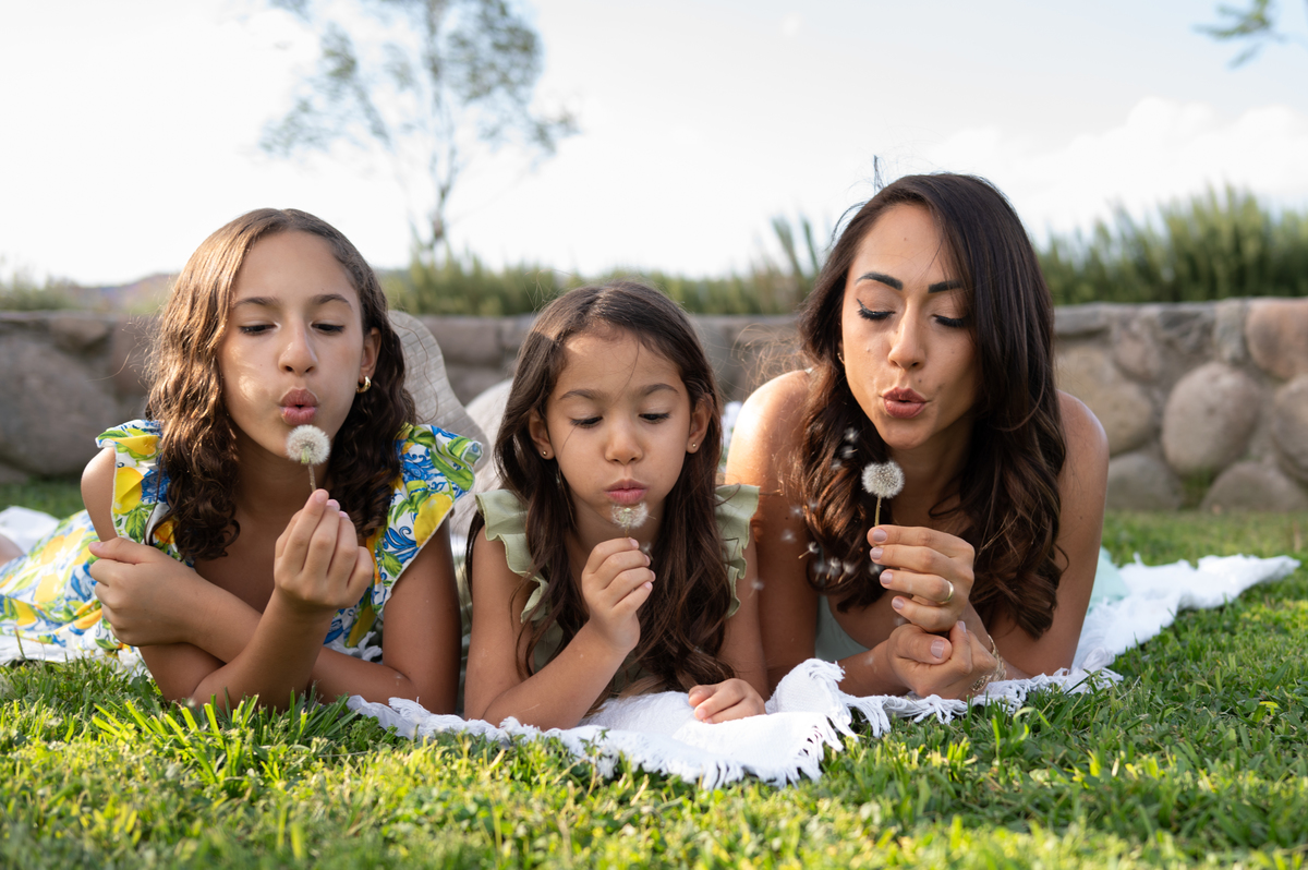 Familia reunida en una sesión fotográfica al aire libre en Querétaro, creando recuerdos que permanecerán para siempre.