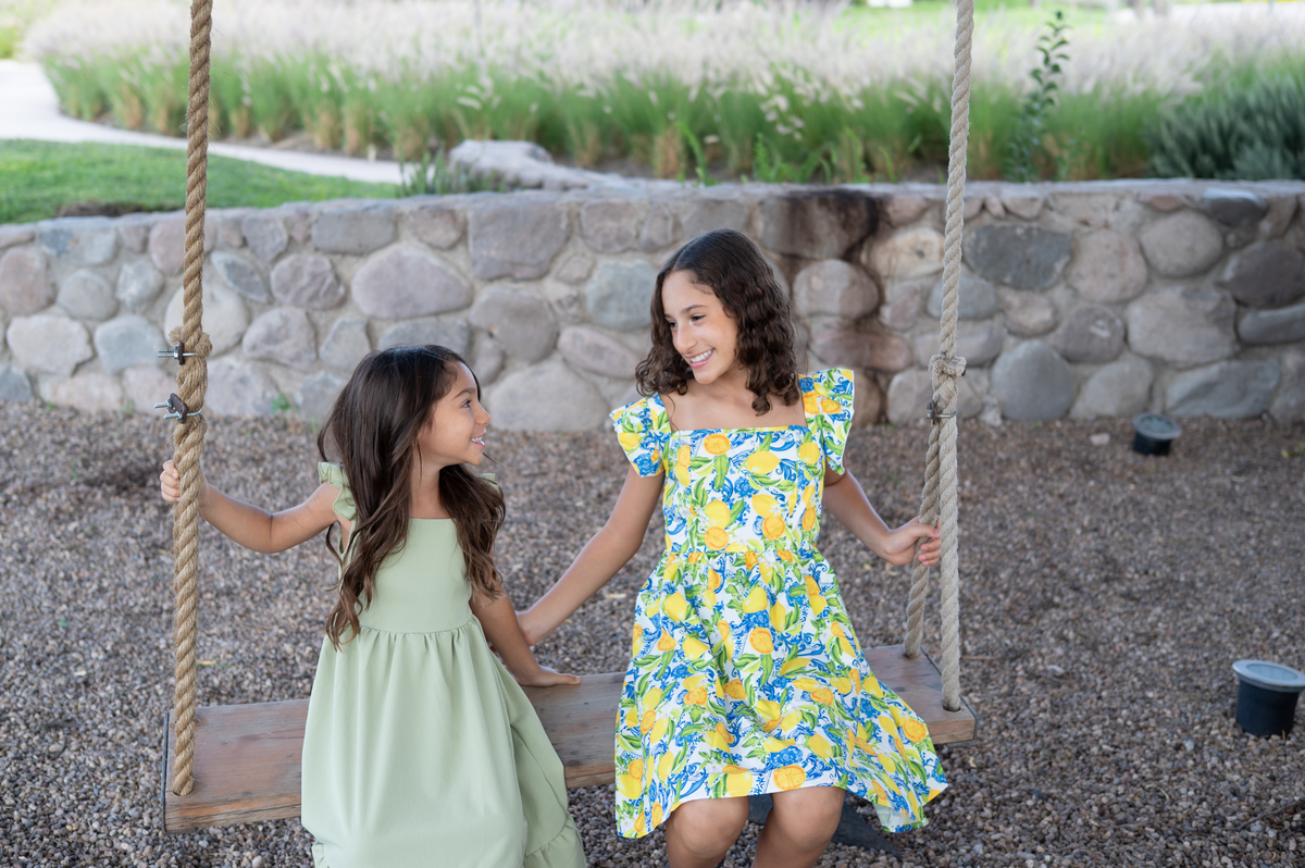 Retrato de hermanas durante una sesión familiar en Querétaro realizada con luz natural.