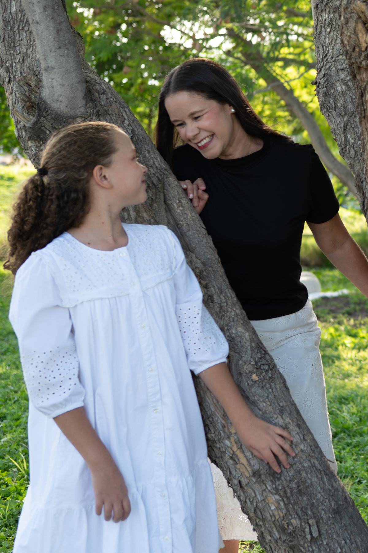 Retrato íntimo de madre e hija abrazadas mientras comparten un momento de tranquilidad al atardecer. Una fotografía lifestyle llena de emoción.