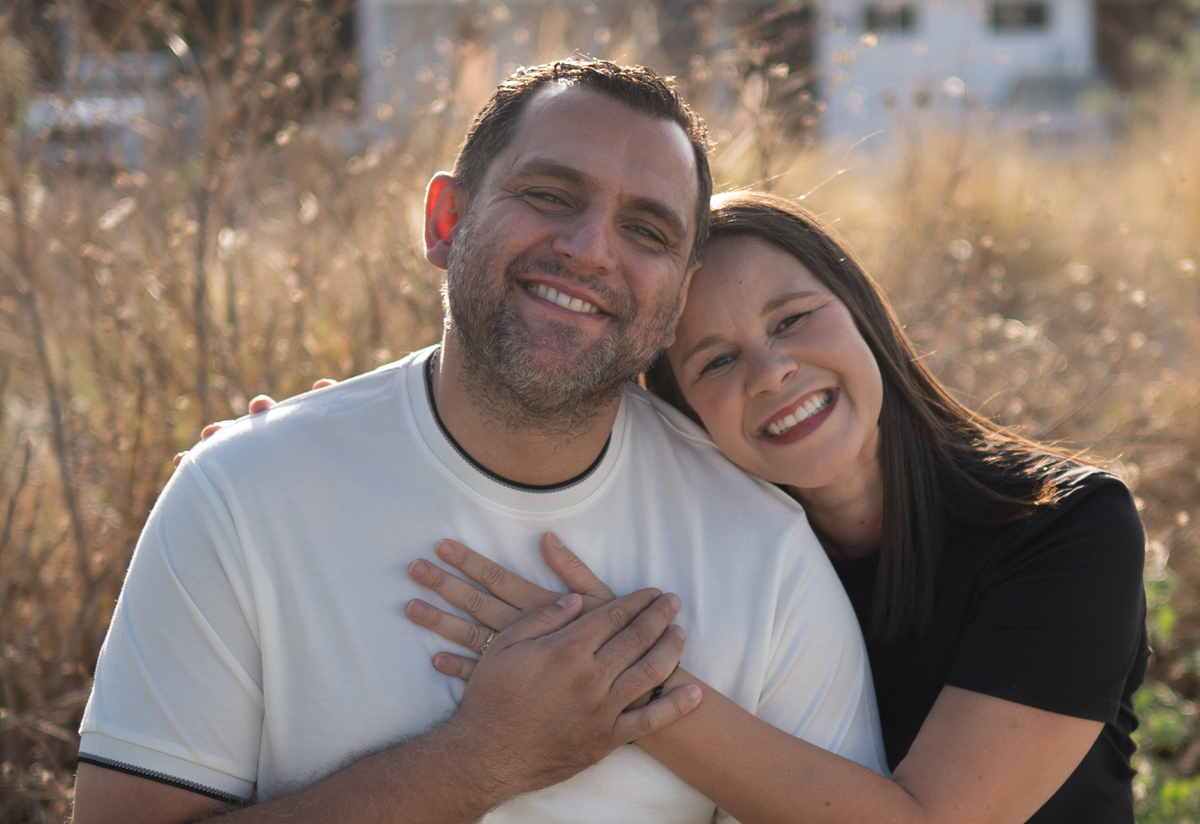 Retrato de pareja durante una sesión familiar realizada al atardecer en Cañadas del Arroyo, Querétaro. Una imagen cálida y natural que destaca la conexión entre ambos.
