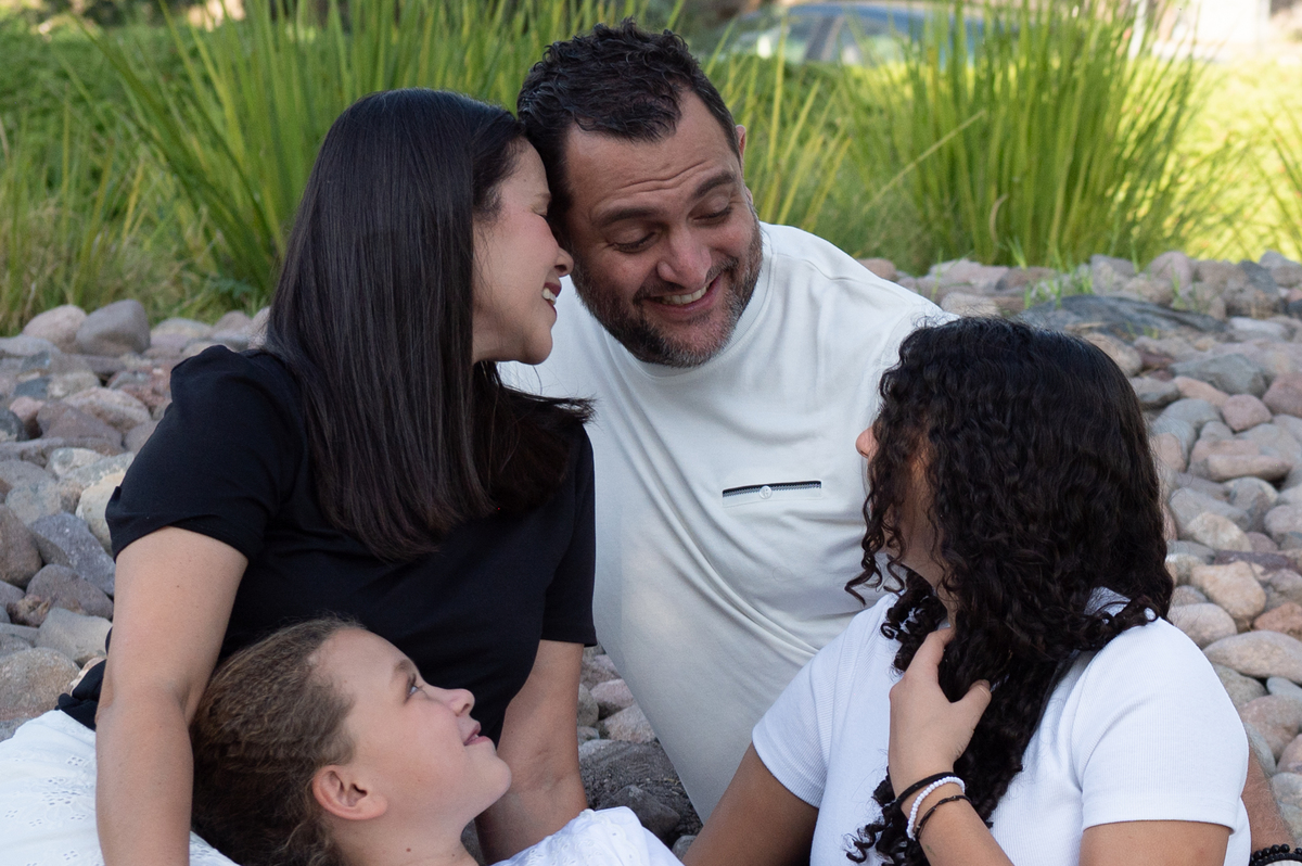 Una fotografía lifestyle que captura el cariño y la cercanía de esta familia durante una sesión en Cañadas del Arroyo, privilegiando las emociones reales sobre las poses.