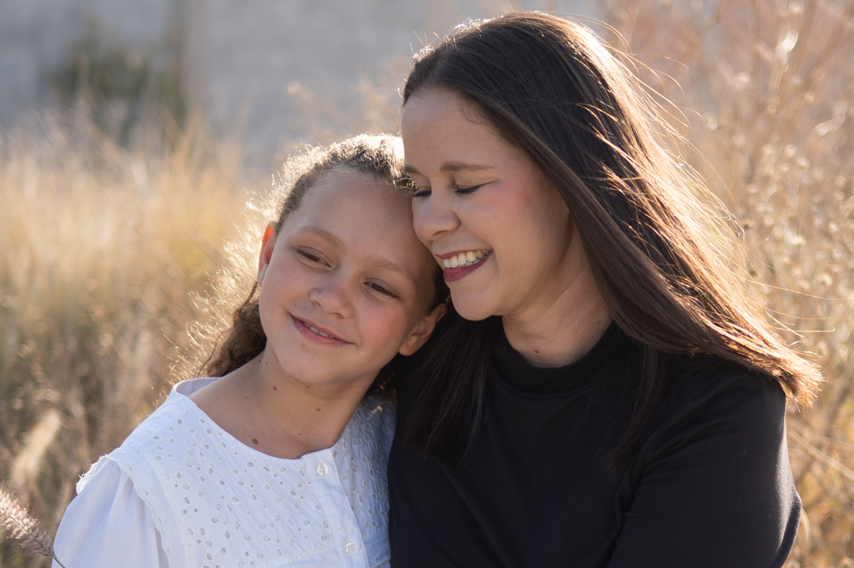 La luz natural y un abrazo sincero convierten este retrato en un recuerdo lleno de ternura. Una fotografía que refleja el vínculo especial entre madre e hija.