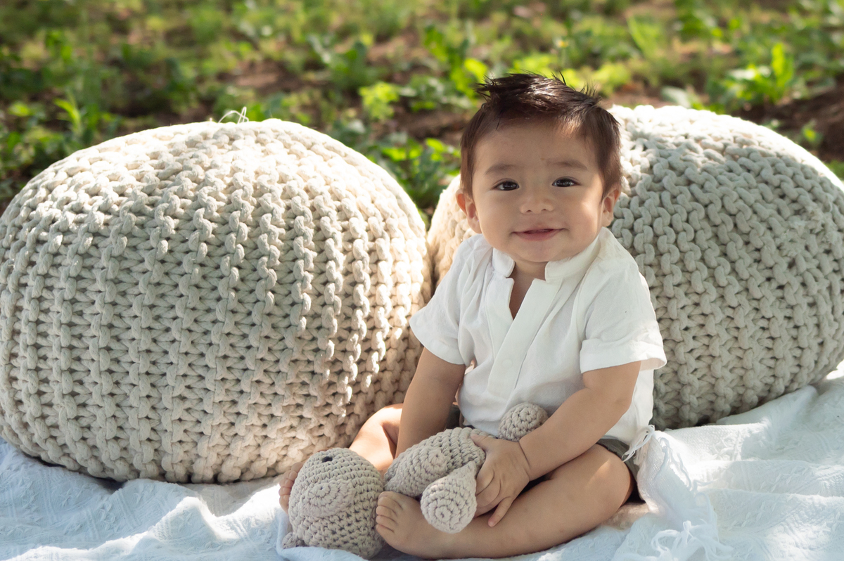 bebe sonriendo en ensayo en jardines de Cañadas del Arroyo