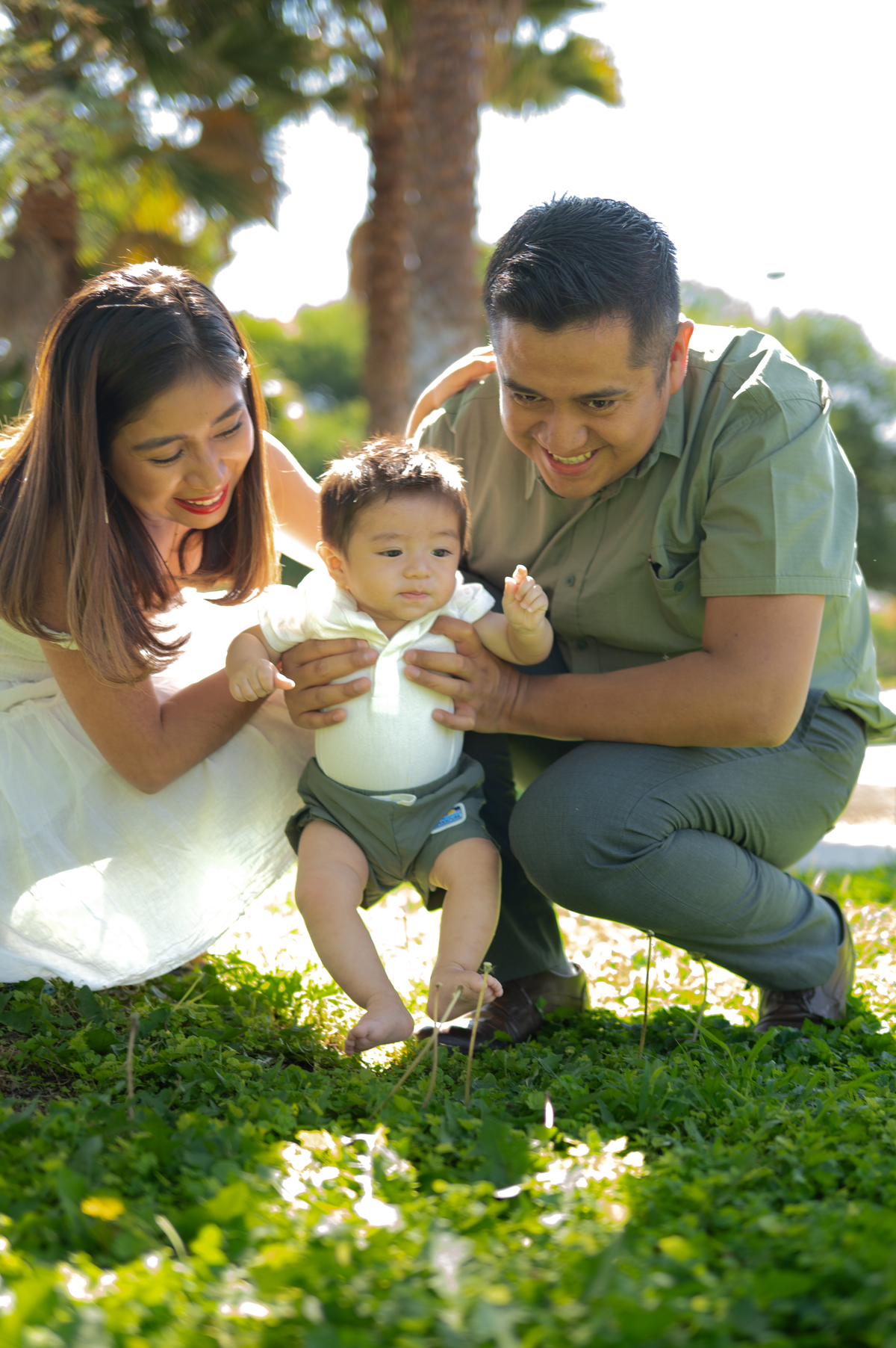 Familia creando recuerdos con su bebé explorando la naturaleza