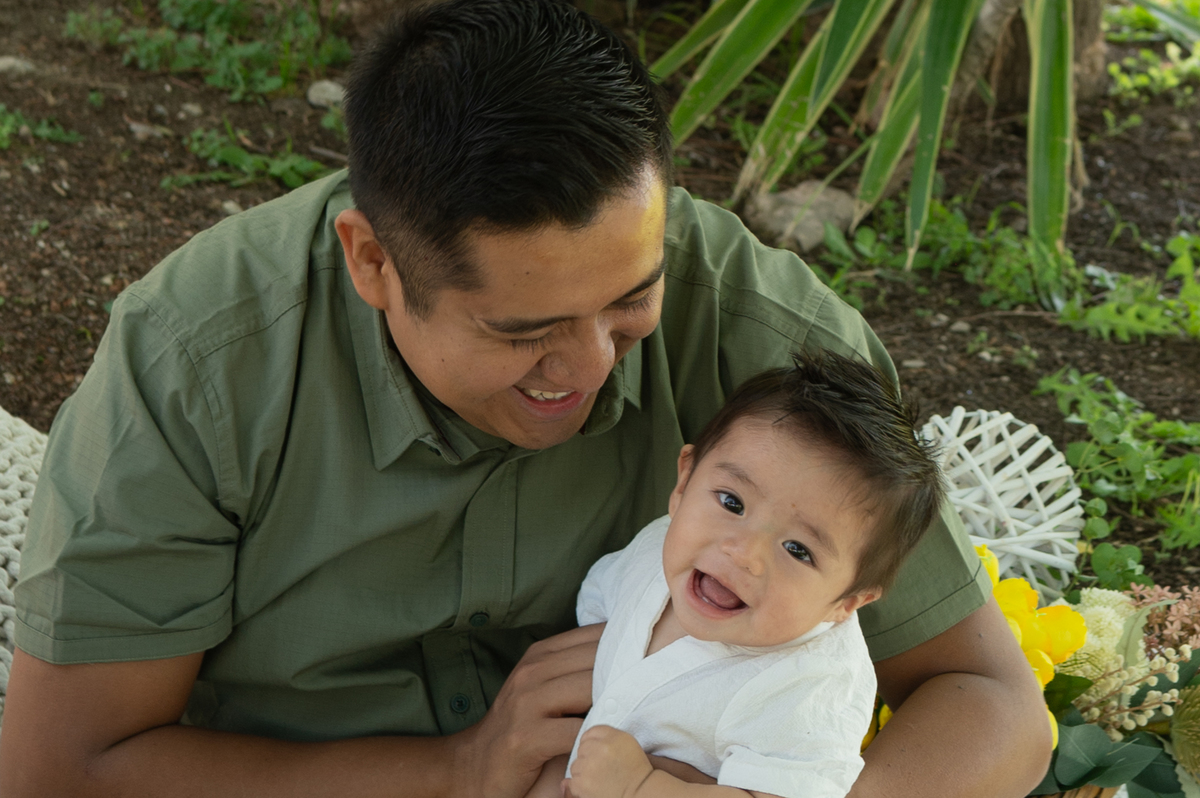 Bebé creando vinculos con su papá