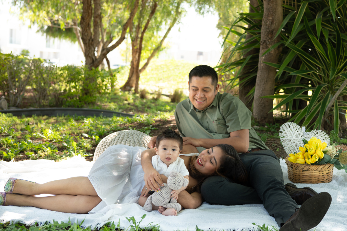 Una familia en el parque viviendo nuevas memorias