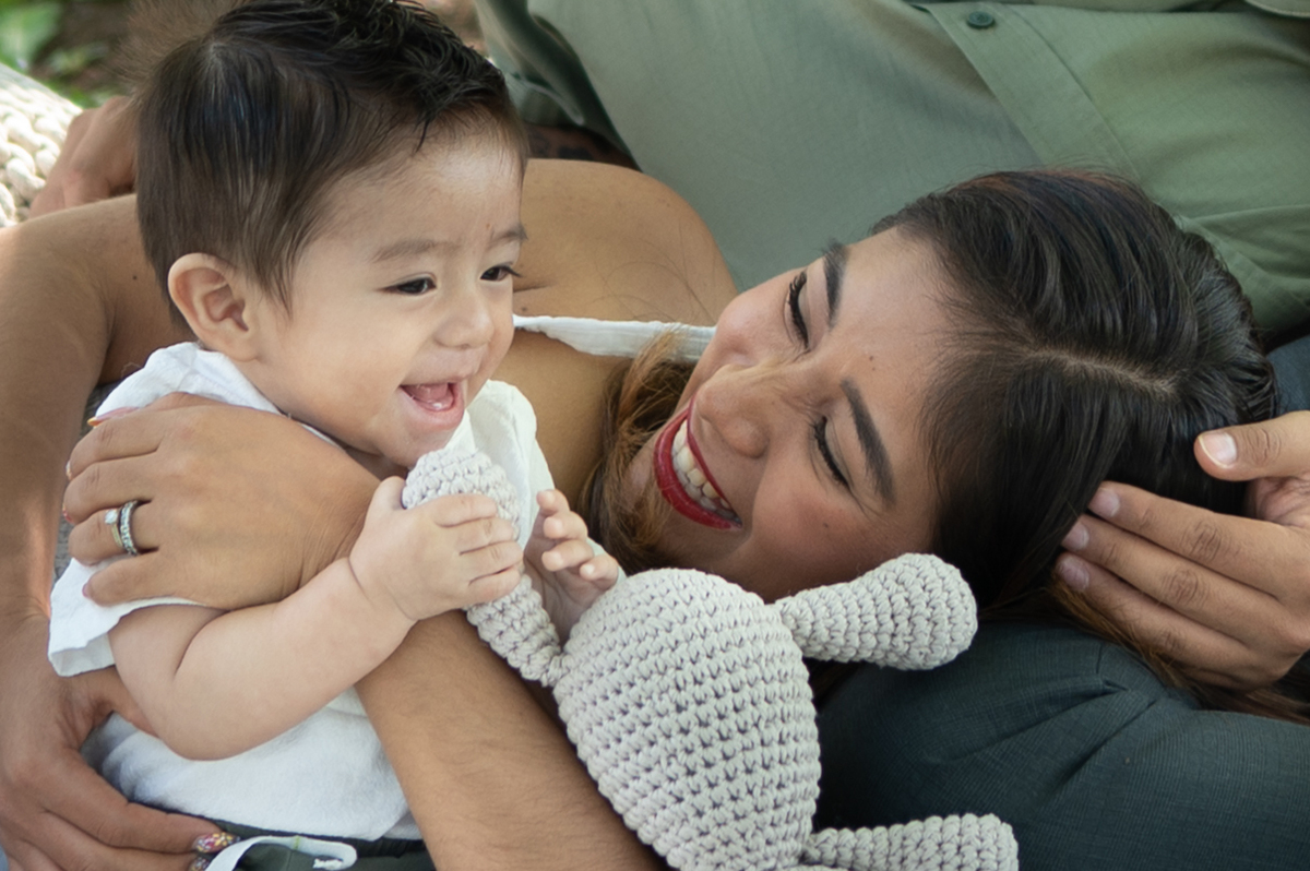 Bebe jugando con mamá