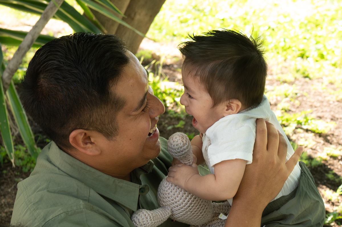 Papa y bebe jugando juntos