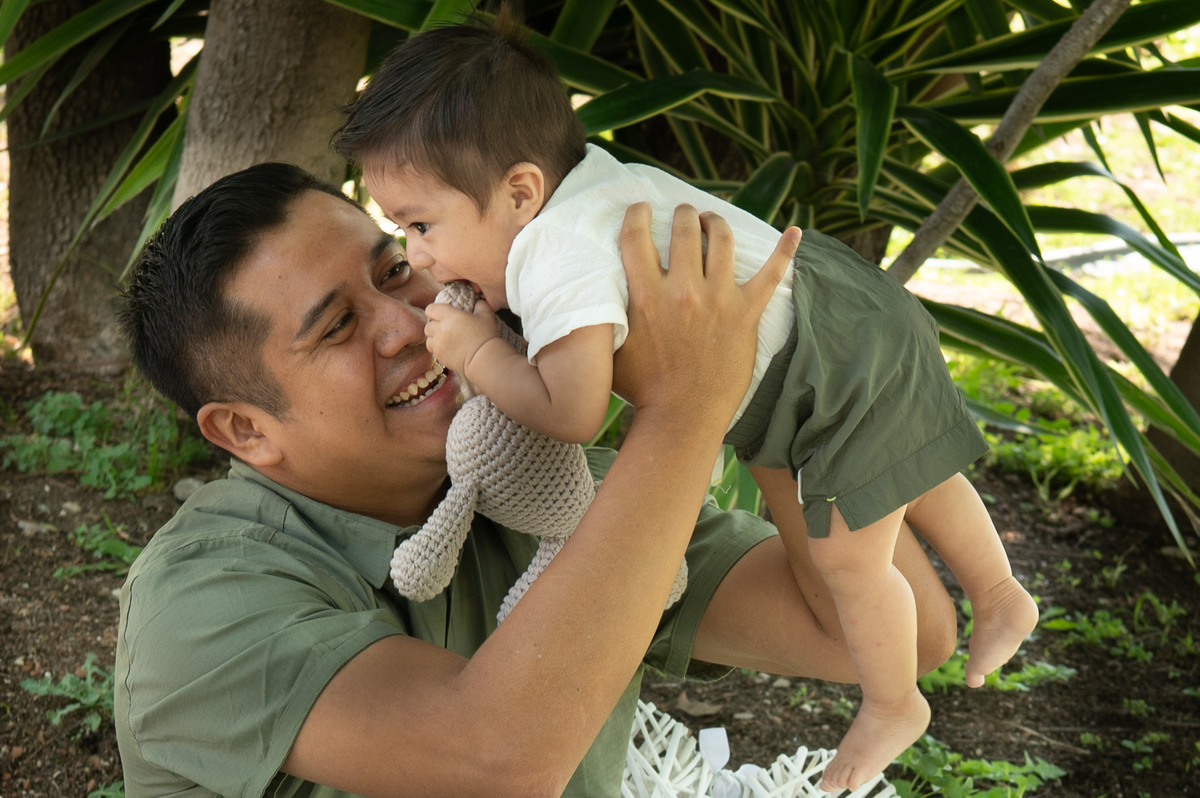 Abrazo de bebe y su papa