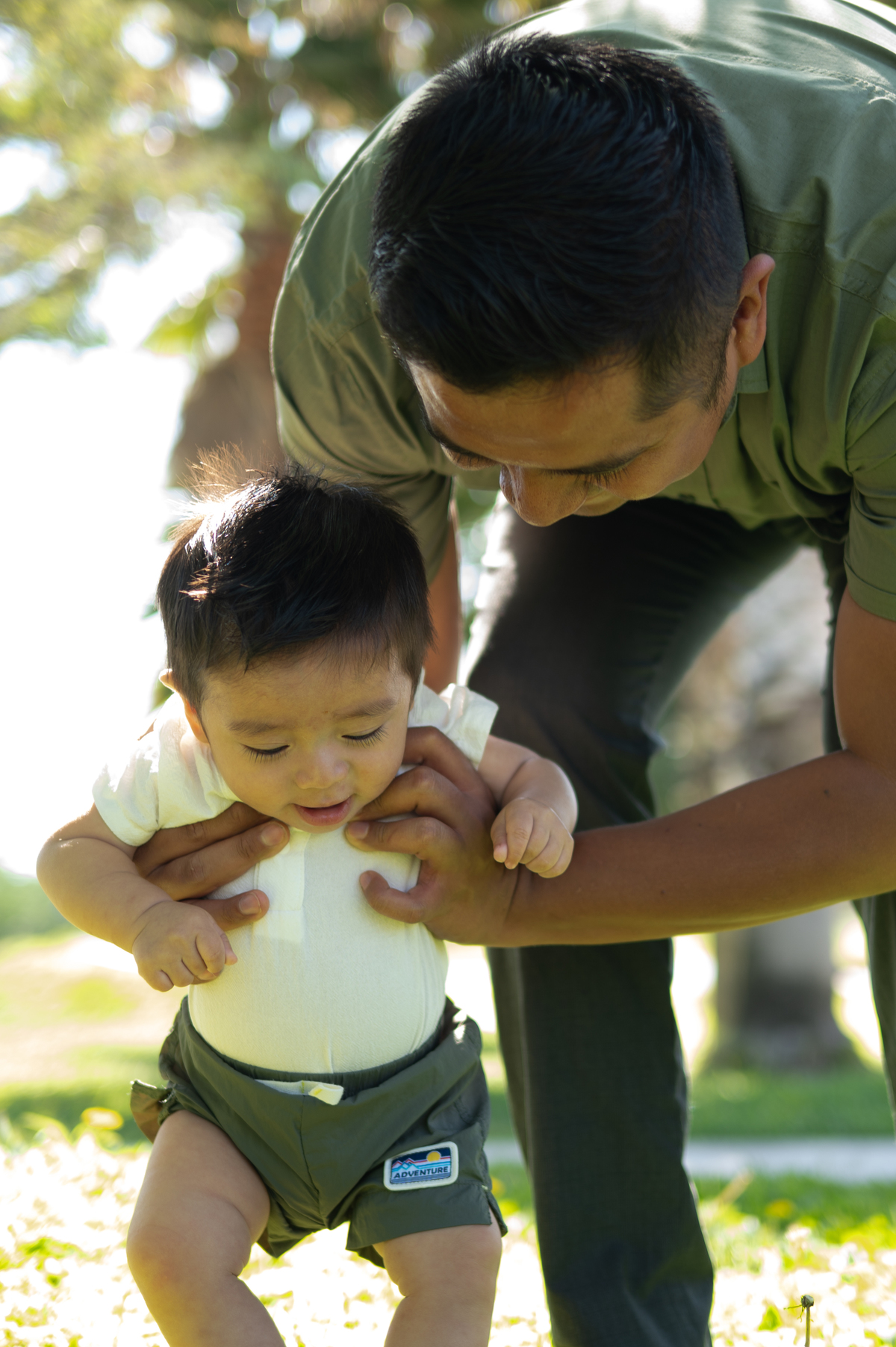 Papa explorando la naturaleza con su bebe