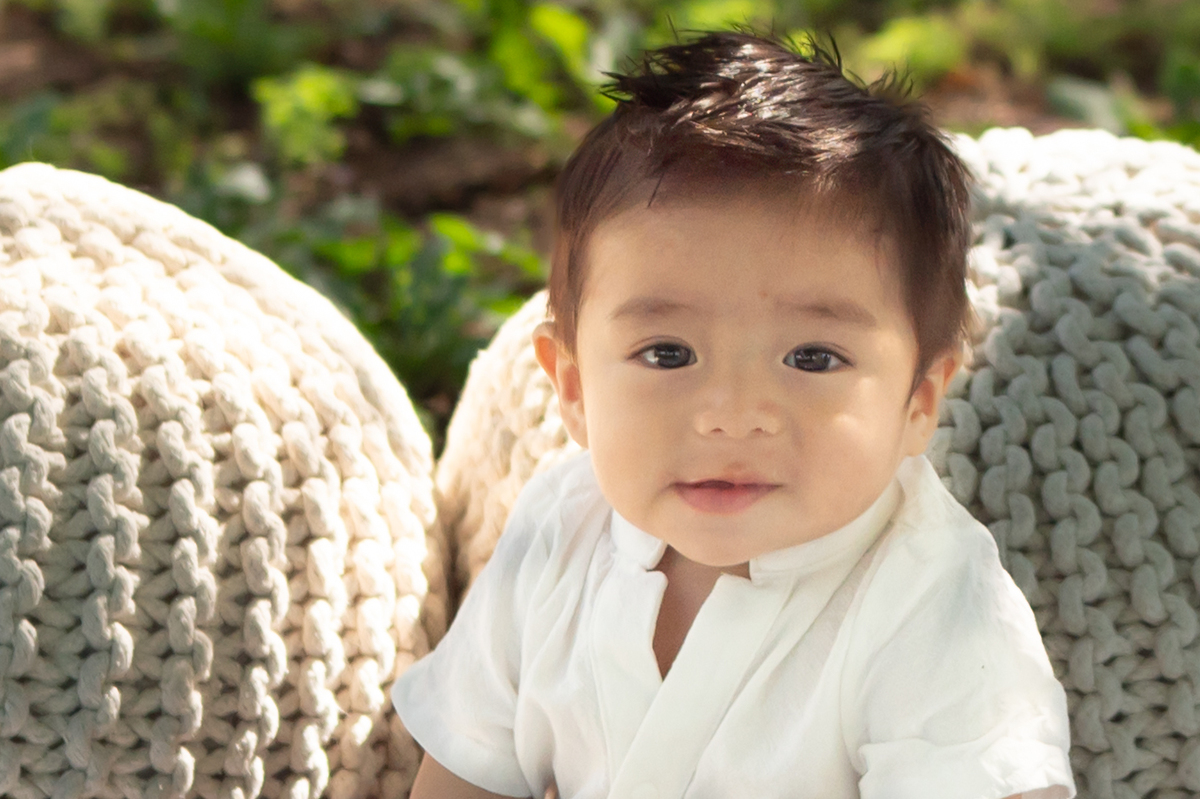 bebe sonriendo en naturaleza