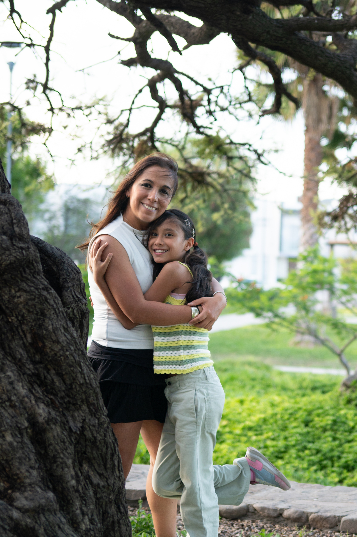 La mamá con su niña en un abrazo tierno