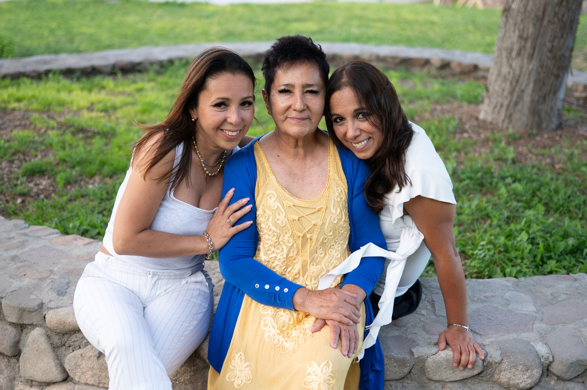 Abuela con sus dos hijas adultas