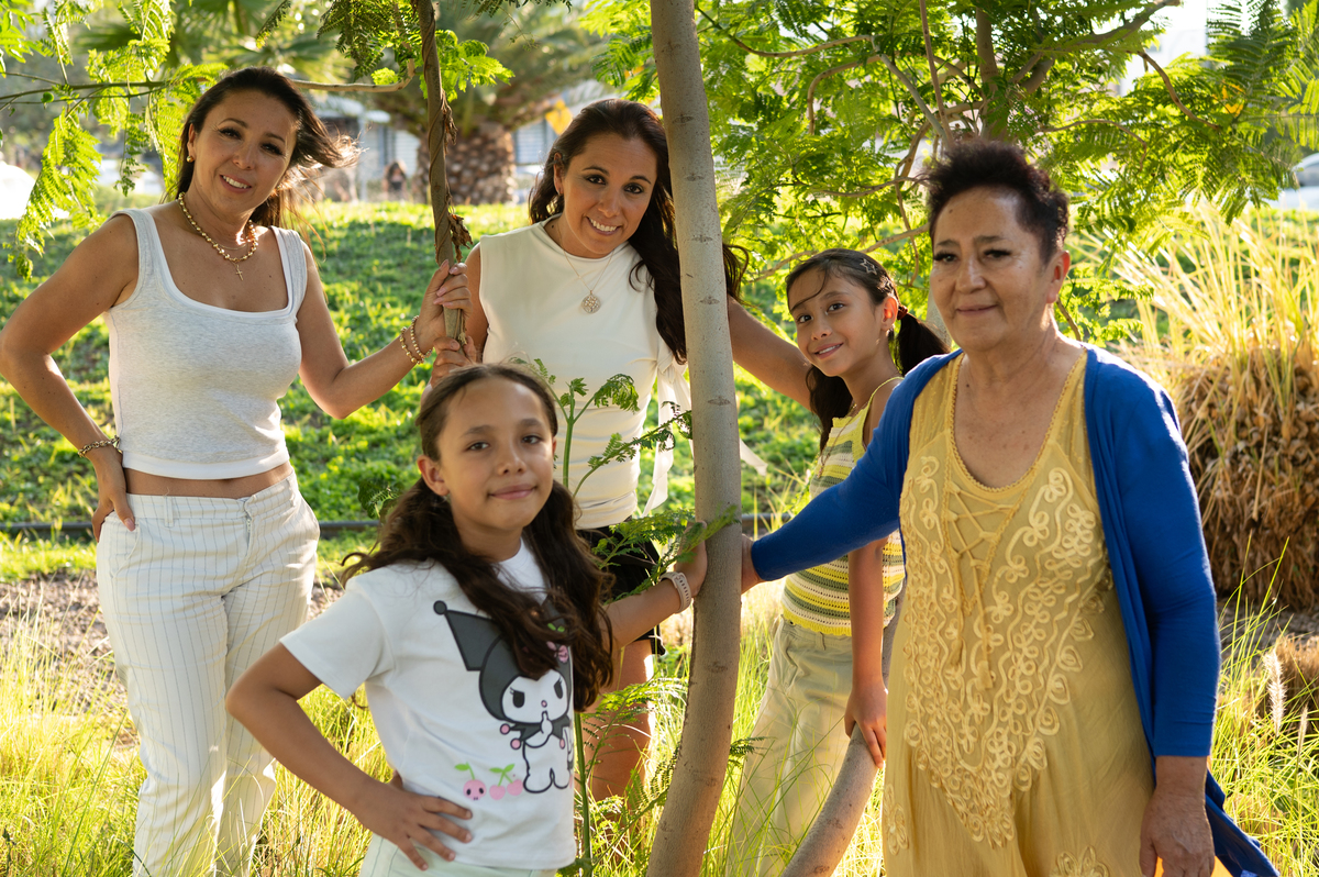 Mama, hijas, abuela y tia en medio a la naturaleza