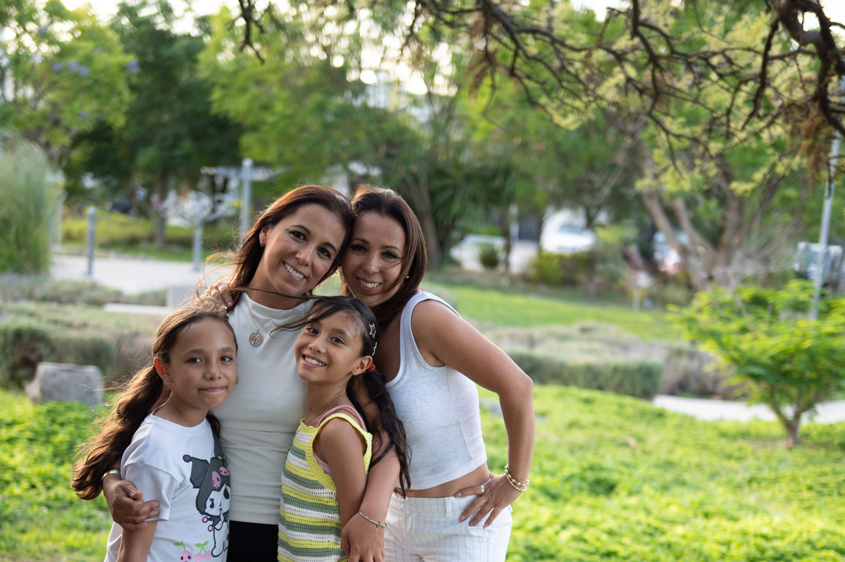 Mama con su hermana y 2 hijas en un entorno natural al entadecer