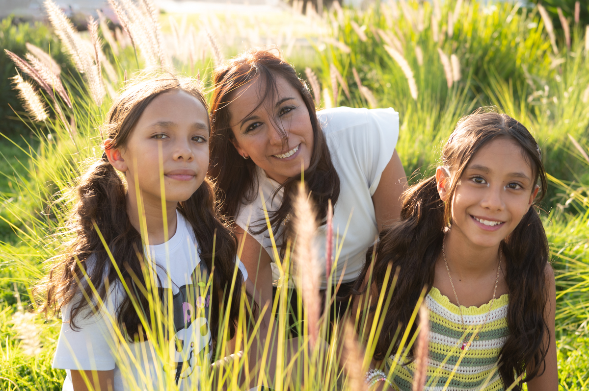 mama con sus hijas en jardines de Cañadas 