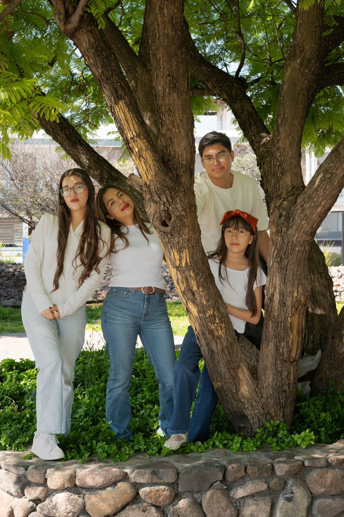 mama y hijos jugando en medio a los arbolres