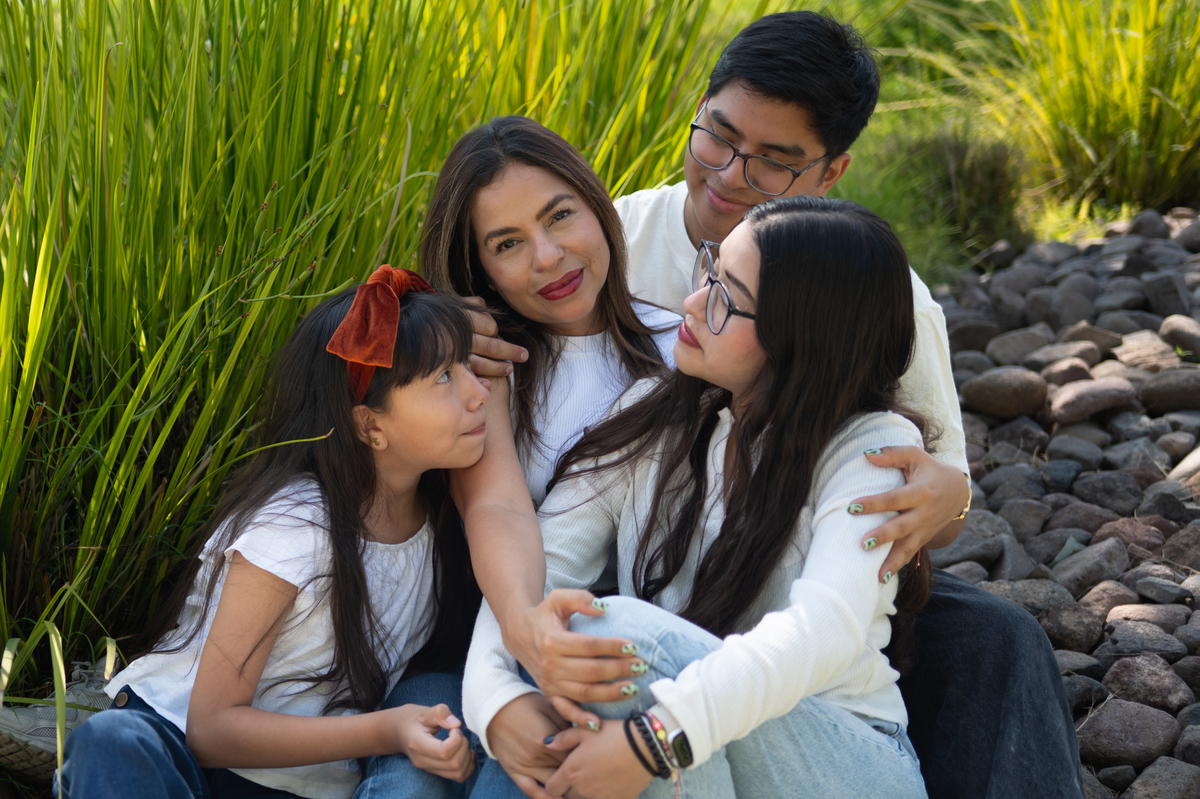 momentos cotidianos de una familia en la naturaleza en jardines en Qro