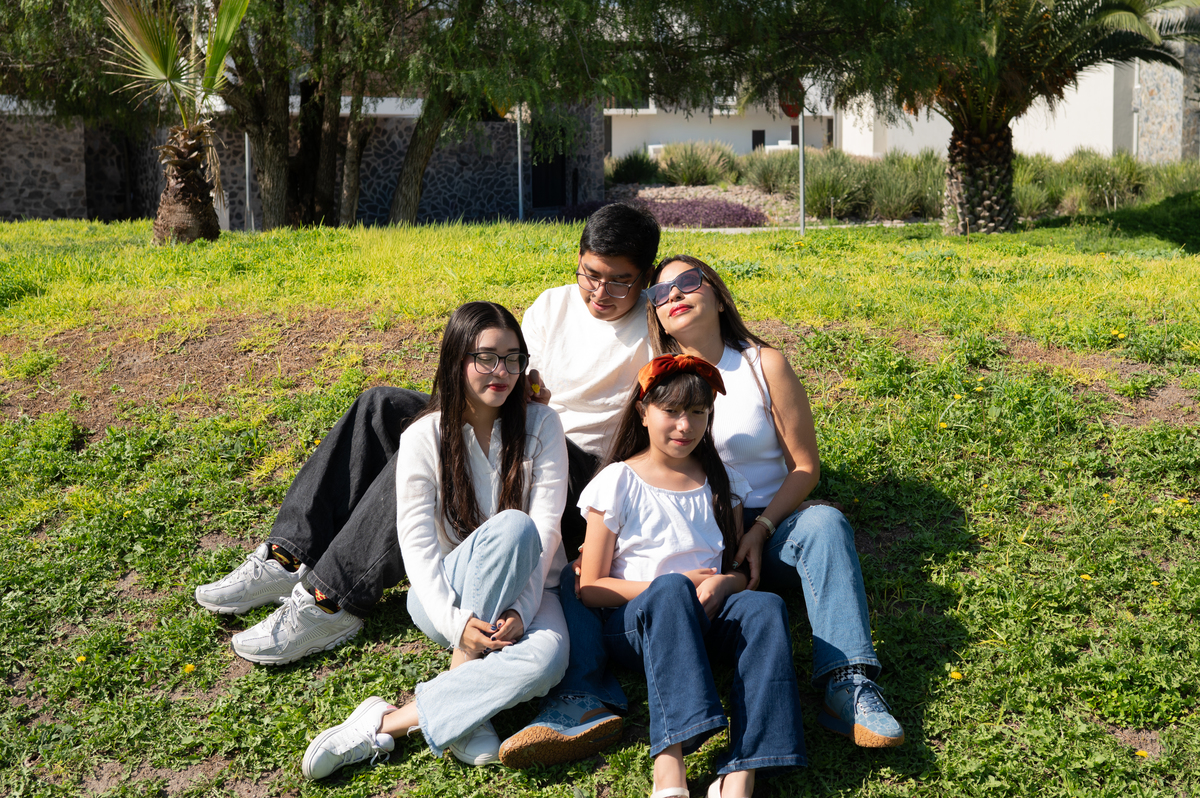asoleandose en un momento compartido