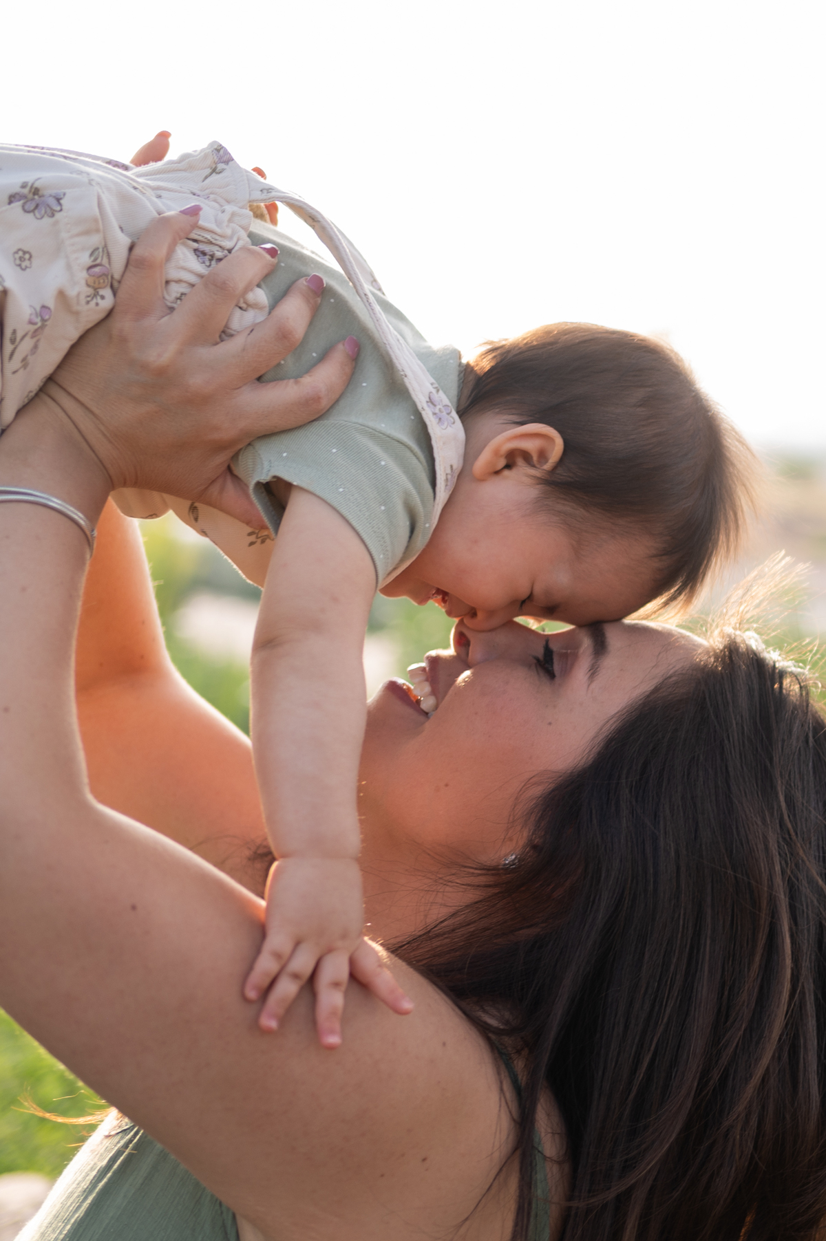 entre risas, mama y bebe crean memorias al atardecer