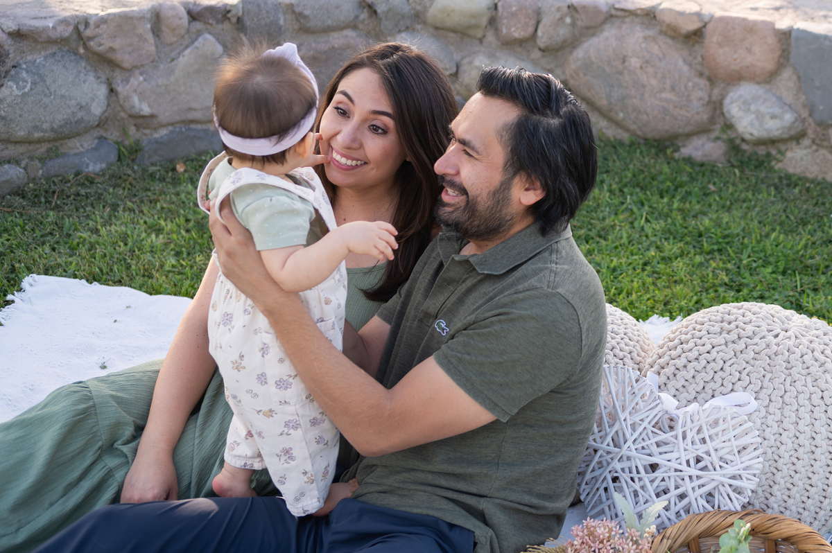 papa y mamá jugando con su bebe