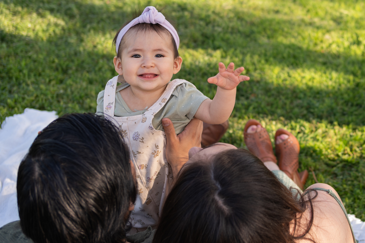 risas de una bebe feliz con sus papas