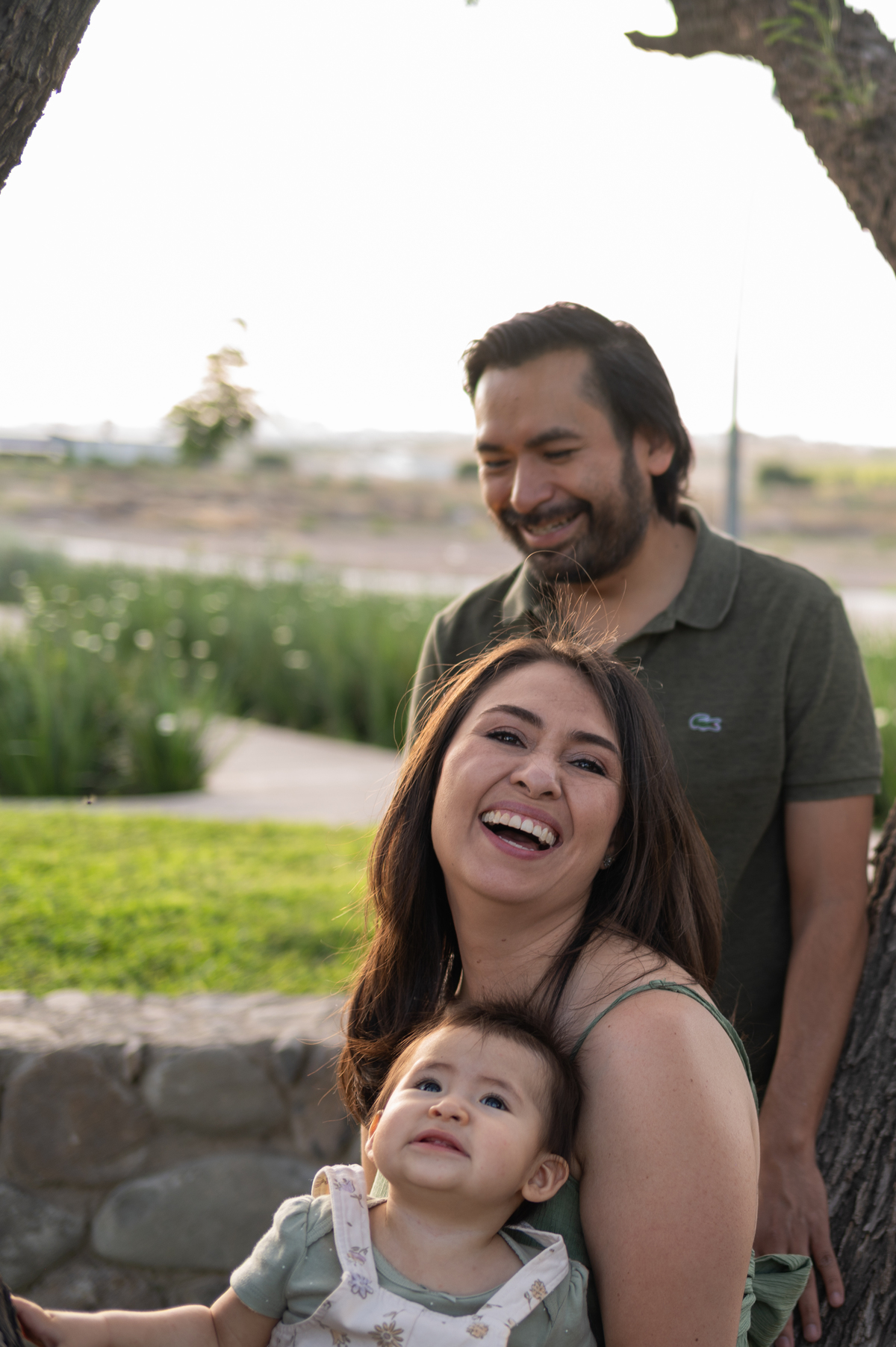 la risa genuina de una mamá que descubre el amor más hermoso