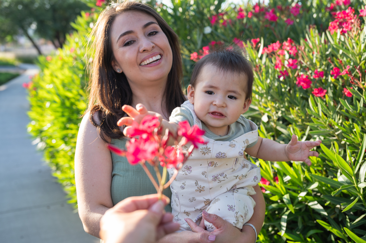 mamá y hija en flores