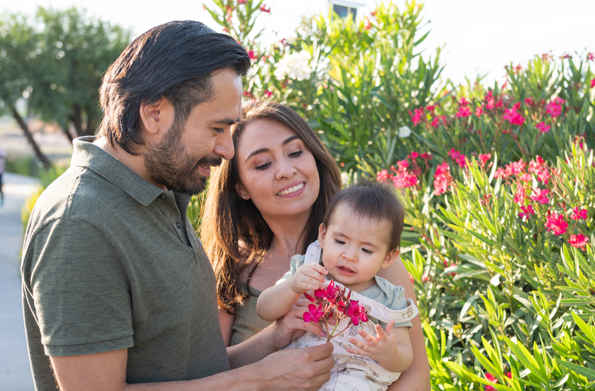 papa mama y nena entre flores