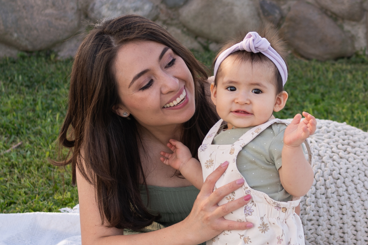 la mama enseñando un nuevo mundo a su hija