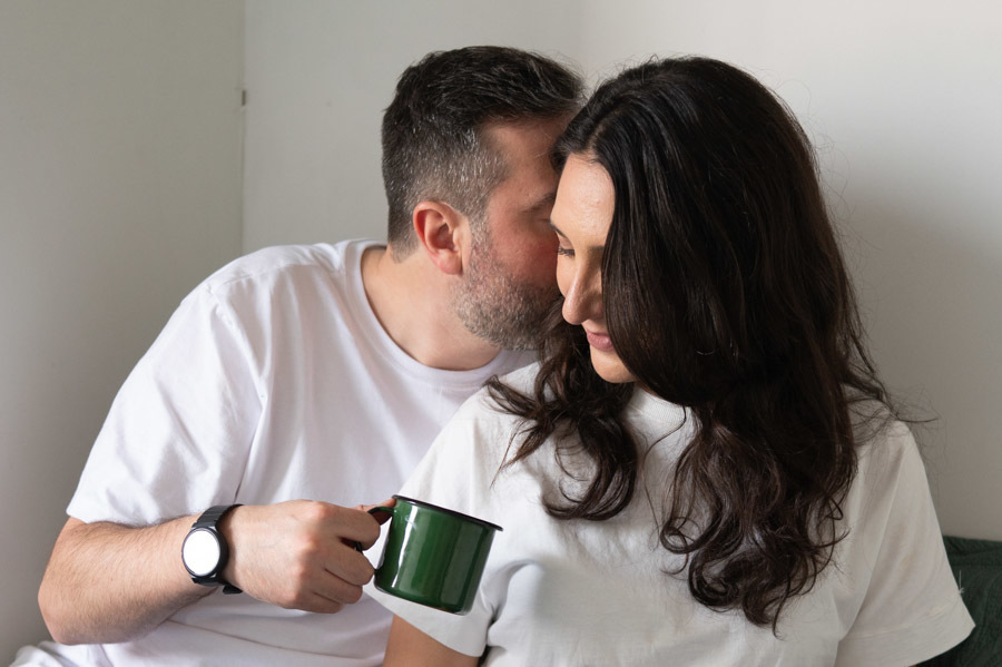 Cami y Lucas en la cama por la mañana, antes de empezar el día. Fotografía de preboda lifestyle en Querétaro.