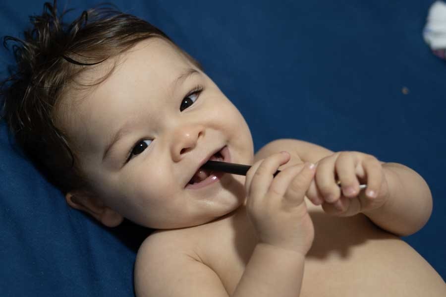 Bebé de un año acostado en la cama de sus papás. Sesión lifestyle de bebé en casa en Querétaro.