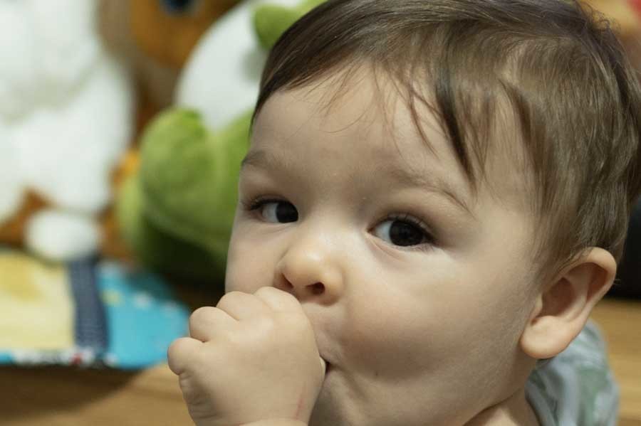 Bebé chupando dedo. Sesión de primer año en casa en Querétaro.