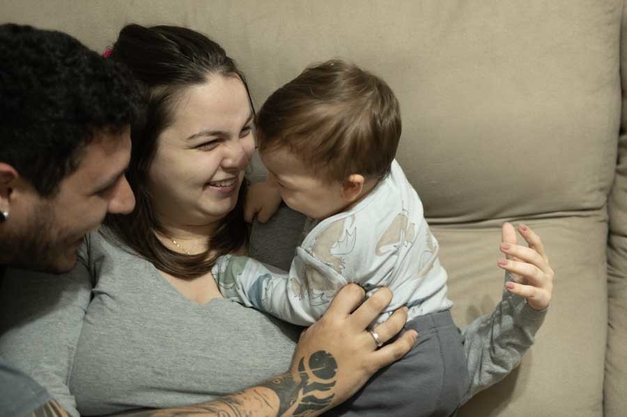 Bebé de un año en brazos de su mamá. Sesión de primer año en casa en Querétaro.