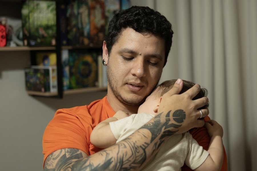 Bebé de un año en brazos de su papá que le consuela. Sesión de primer año en Querétaro.