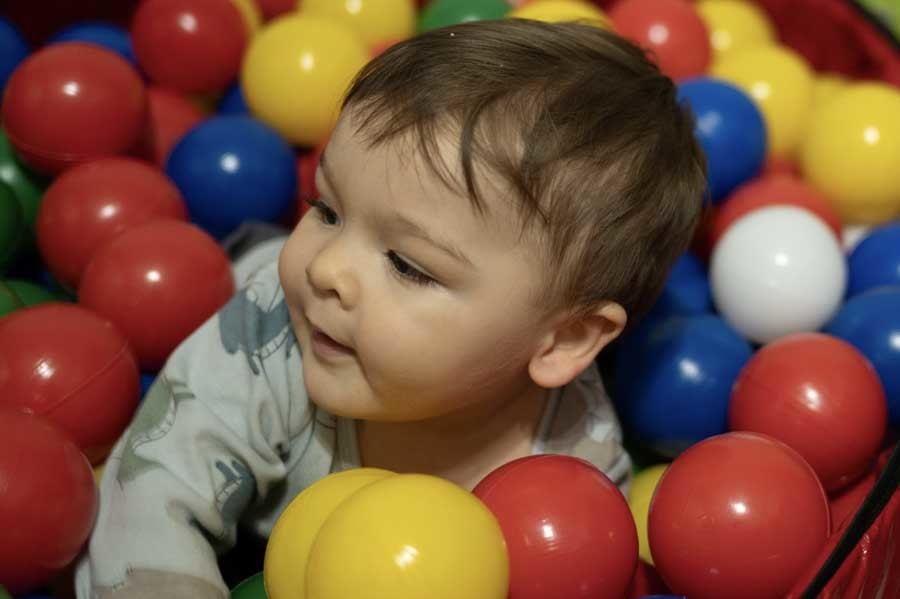 Bebé de un año dentro de la alberca de pelotas de colores. Fotos de bebé de un año en Querétaro.