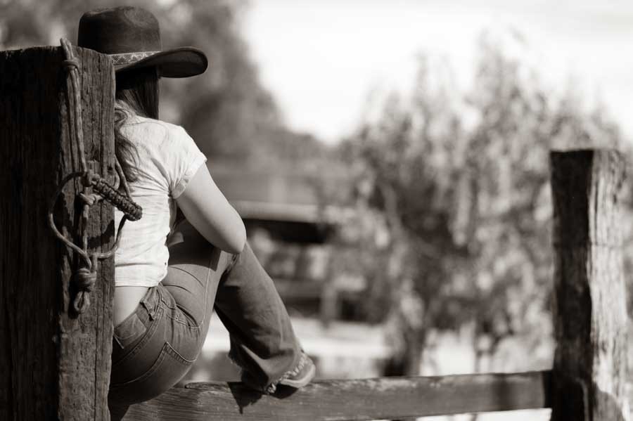 Quinceañera con look vaquero en el establo, sesión de XV años en blanco y negro