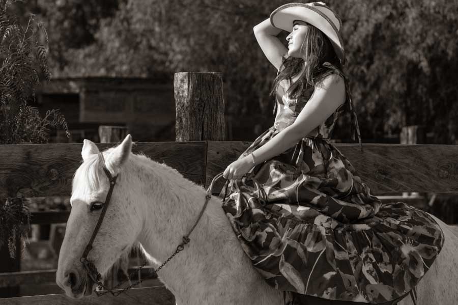 Quinceañera a caballo con vestido largo, sesión de XV años en blanco y negro en Querétaro